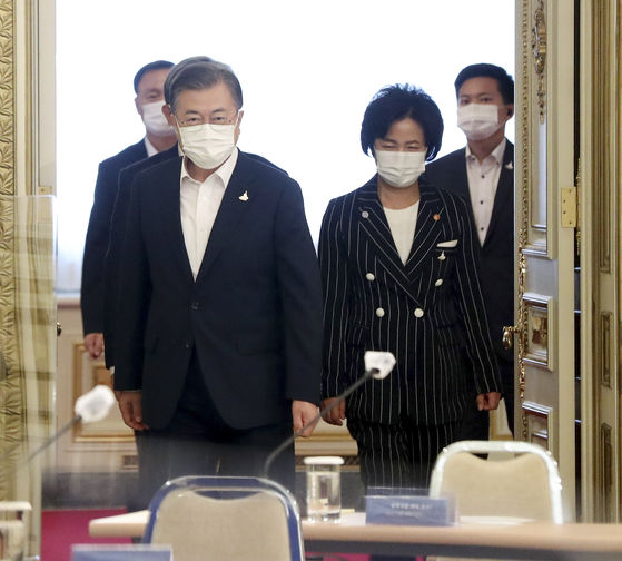 President Moon Jae-in, left, and Justice Minister Choo Mi-ae, right, enter a strategy meeting at the Blue House to reform the National Intelligence Service (NIS), prosecution and police on Monday.  [YONHAP] 