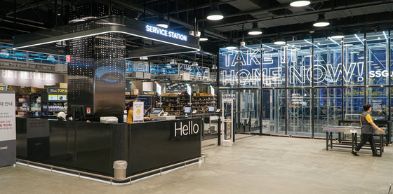 A remodeled Emart branch in Jung-gu, central Seoul, can process more online orders. [JEON TAE-GYU]