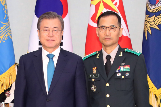 President Moon Jae-in, left, and Gen. Nam Yeong-shin, who was nominated Monday as Korea's next Army chief of staff, at Nam's appointment ceremony to be head of the Ground Operations Command in April last year. [YONHAP]