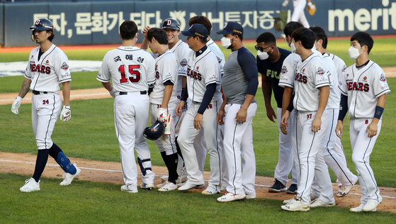 The Doosan Bears celebrate after picking up a 6-5 come-from-behind victory against the LG Twins at Jamsil Baseball Stadium in southern Seoul on Sunday. [NEWS1] 