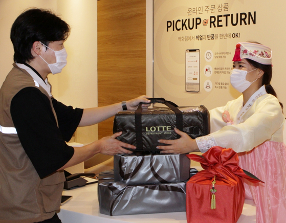 A delivery rider picks up Chuseok gifts from Lotte Department Store for delivery within three hours. [LOTTE SHOPPING]