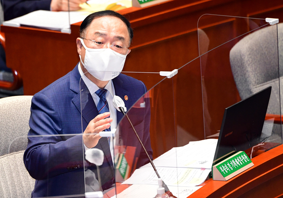 Deputy Prime Minister for Economic Affairs Hong Nam-ki, who also serves as a finance minister, answers questions from lawmakers at the Special Committee on Budget and Accounts in the National Assembly last Friday. [LIM HYUN-DONG]