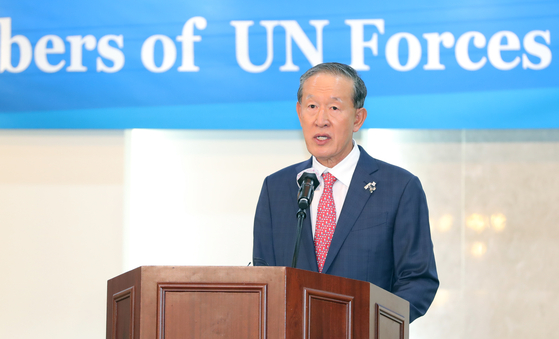 Huh Chang-soo, chief of the Federation of Korean Industries (FKI), gives a speech at the Army Hall in Seoul on June 18 for ambassadors from United Nations member nations that took part in the 1950-53 Korean War ahead of the 70th anniversary of the war that broke out on June 25. [YONHAP]