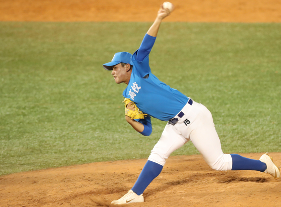 Kim Jin-wook of Gangneung High School throws a pitch against Gimhae HIgh School in the final game of the Golden Lion National High School Baseball Tournament at Mokdong Baseball Stadium in western Seoul on June 22. [YONHAP]