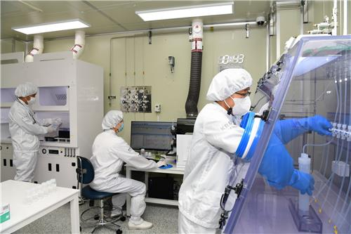 Researchers test the purity of hydrogen fluoride at the Korea Research Institute of Standards and Service. According to the research institute Tuesday, it has started offering the service to local companies after investing 1.5 billion won ($1,290) to set up test equipment following the Japanese government's decision to restrict exports of the material to Korea. [YONHAP]