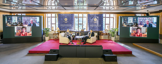 Kyung Hee University System hosts the annual Peace BAR Festival virtually on Tuesday to mark the International Day of Peace. Choue In-won, chancellor of the Kyung Hee University System, right, and Ahn Byong-jin, professor of the university's Global Academy for Future Civilizations, join the forum on campus while Naomi Oreskes, professor of the history of science at Harvard University, and John Ikenberry, professor of international relations at Princeton University, join in virtually. [KYUNG HEE UNIVERSITY SYSTEM]