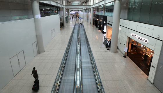 The duty-free section of Incheon International Airport is empty Wednesday. [NEWS1]
