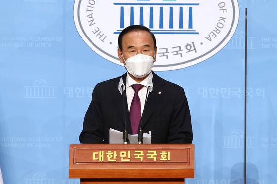 Rep. Park Duk-hyum says in a press conference on Wednesday that he will forfeit his membership with the People Power Party (PPP) and face corruption allegations as an independent lawmaker.  [YONHAP] 