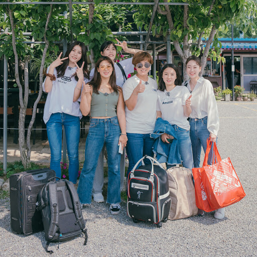 Female athletes pose for the camera during the filming of their variety show "Sporty Sisters" on E Channel. [TCAST] 