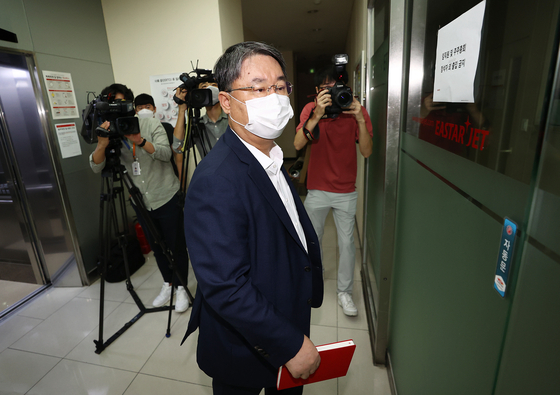 Eastar Jet CEO Choi Jong-gu attends an extraordinary general meeting of shareholders at the company headquarters in Gangseo District, western Seoul, on Sept. 9. [NEWS1] 