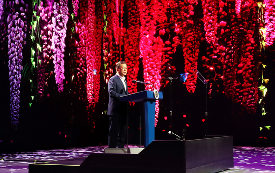 President Moon Jae-in emphasizes the need to strengthen digital cultural and entertainment industries at an online exclusive performance center in Gimpo, Gyeonggi on Thursday. This is his fifth tour regarding the Korean New Deal agenda. [YONHAP] 