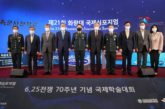 Distinguished guests gather on stage after Ban’s discussion with Powell. From left: Brig. Gen. Jeon Seong-hyeon, dean of the KMA’s Academic Board; Kim Sook, former South Korean ambassador to the United Nations; Park Sam-duck, minister of patriots and veterans affairs; Ban; Lt. Gen. Chung Jin-kyung, superintendent of the KMA; Poongsan Corp. Chairman and CEO Ryu Jin; Brig. Gen. Shin Sang-bum, head of the Commemorative Task Force for the 70th Anniversary of the Korean War at the Ministry of National Defense; Ryu Kwon-ha, CEO of the Korea JoongAng Daily; Kim Ju-yong, director general of the 70th Anniversary of the Korean War Commemoration Office at the Ministry of Patriots and Veterans Affairs; and Sohn Ji-ae, a professor at Ewha Womans University’s Graduate School of International Studies. [PARK SANG-MOON]