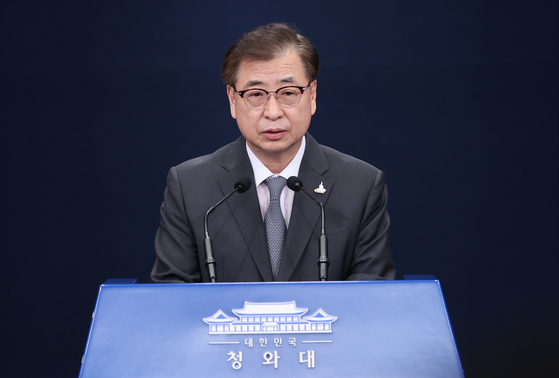 Suh Hoon, South Korea’s director of the National Security Office in the Blue House, relays North Korea’s message about its recent killing of a South Korean official at a press briefing Friday. [YONHAP]