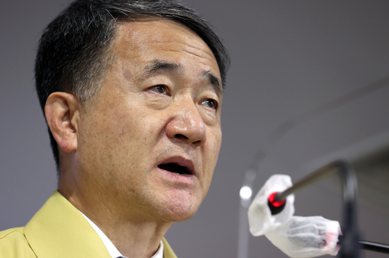 In a Friday press briefing held at the Central Government Complex in Gwanghwamun, central Seoul, Minister of Health and Welfare Park Neung-hoo announces measures to be imposed nationwide during the so-called Special Prevention Period from Sept. 28 to Oct. 11 in time for the Chuseok holidays. [YONHAP]