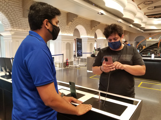Customers in India test Samsung's new Galaxy Note 20 at the company's offline store in Bengaluru, India. [SAMSUNG ELECTRONICS]