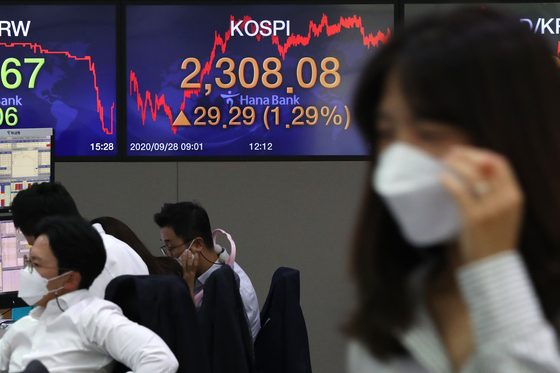 A screen shows the closing figures for the Kospi in a trading room at Hana Bank in Jung District, central Seoul, Monday. [NEWS 1]