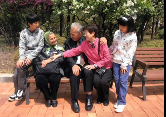 Kim and her family with Suleyman Dilbirligi and his wife Nimet Dilbirligi at the Ankara Park in Yeouido, western Seoul, in 2010, where they met for the first time in 60 years. The photo was provided to the paper by Kim. [KIM EUN-JA]