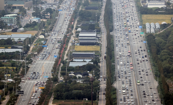Cars line the Gyeongbu Expressway Tuesday, a day ahead of the five-day Chuseok holiday, in an image captured from a police helicopter. [YONHAP]
