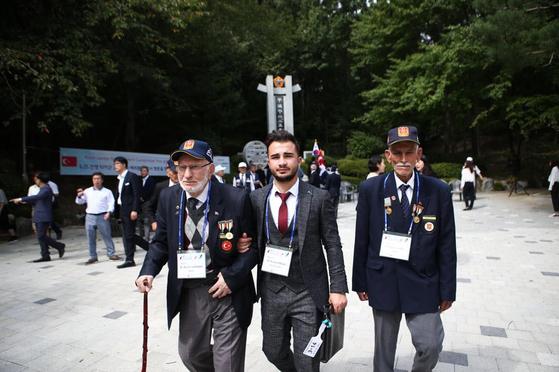 Muhit Karaman, left, during his participation of the Korean government's revisitation program for Korean War veterans in 2019. [MUHIT KARAMAN]