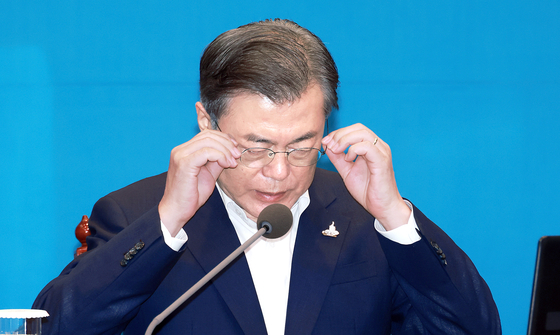 Last week, President Moon Jae-in expressed his regrets about North Korea’s killing of a South Korean fisheries official on the West Sea, but stopped short of lodging a complaint to North Korea. [JOINT PRESS CORPS]