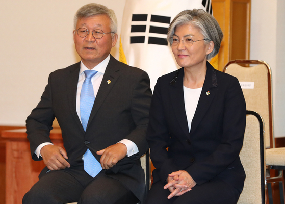 Lee Yill-byung, a professor emeritus of Yonsei University, left, and Foreign Minister Kang Kyung-wha, at Kang’s appointment ceremony at the Blue House in June 2017. [YONHAP]