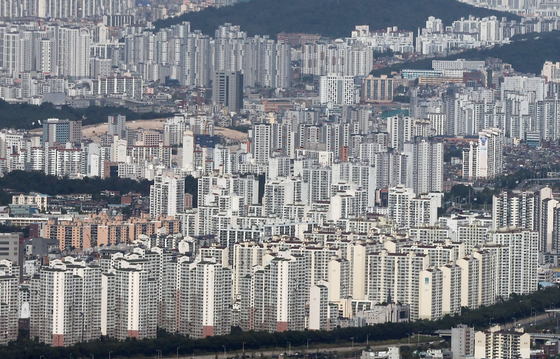 A view of apartments in central Seoul from Seoul Sky, the observatory at the top of the Lotte World Tower in Songpa District, southern Seoul on Oct. 5. According to the Korea Appraisal Board, jeonse prices of apartments in September rose by 0.53 percent compared to a month earlier, the largest on-month increase since April 2015. [YONHAP]