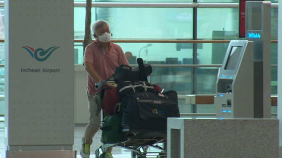 Lee Yill-byung, a professor emeritus of Yonsei University and spouse of Foreign Minister Kang Kyung-wha, departs for the United States on Saturday at Incheon International Airport. [KBS SCREEN CAPTURE]
