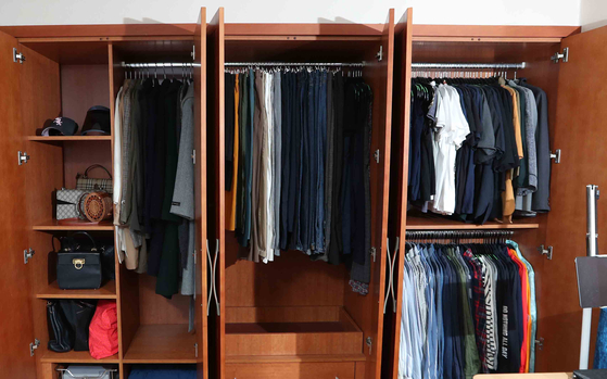 Park's tidy wardrobe. Cleaning professionals recommend to hang clothes instead of folding them. [KIM SANG-SEON]