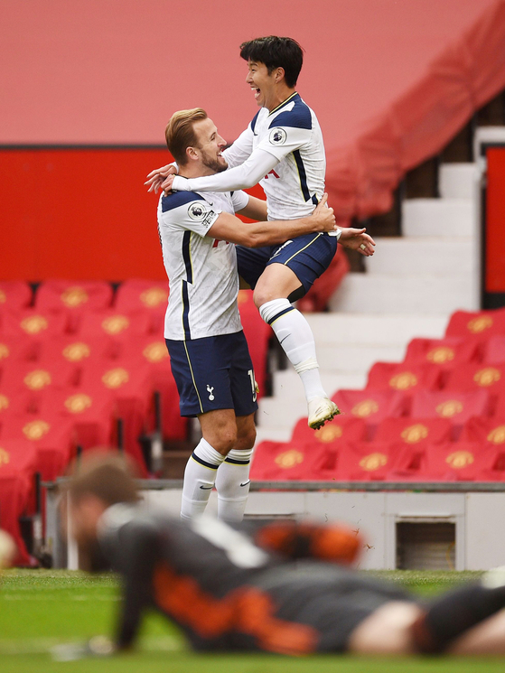 Son Heung-min of Tottenham Hotspur, right, celebrates with Harry Kane after scoring Spurs' second goal of the match against Manchester United at Old Trafford in Manchester, England on Sunday. [REUTERS/YONHAP]