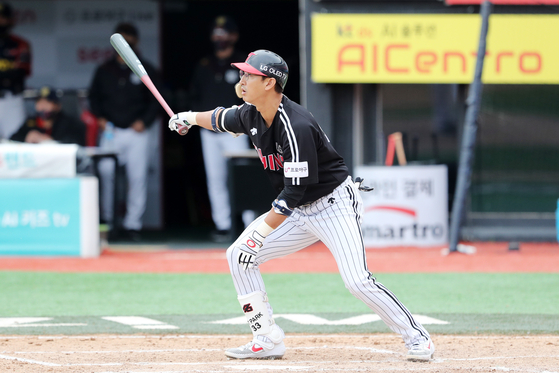 Park Yong-taik watches a hit during a game against the KT Wiz at KT Wiz Park in Suwon on Oct. 4. [NEWS1] 