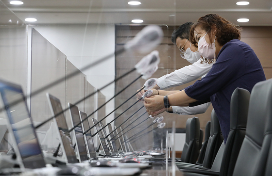 Officials take precautionary measures against the coronavirus at the Ministry of Economy and Finance in Sejong Tuesday, a day before parliamentary audits begin. [YONHAP]