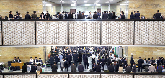 The corridors are bustling as the annual parliamentary audit takes place Wednesday at the National Assembly in Yeouido, western Seoul. The 20-day audit period runs through Oct. 26. [YONHAP]