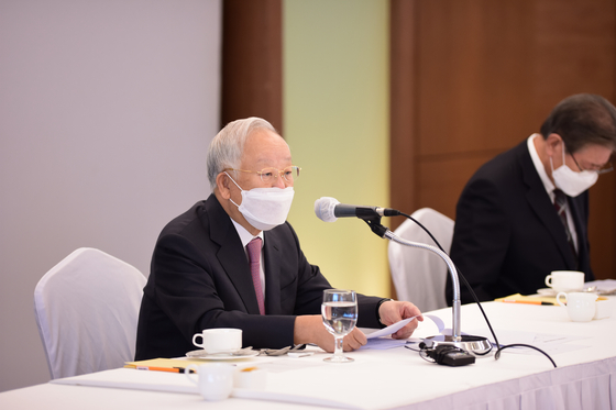 Sohn Kyung-shik, chairman of the Korea Enterprises Federation (KEF), speaks at a meeting with business leaders on Wednesday at Lotte Hotel in central Seoul. [KOREA ENTERPRISES FEDERATION]