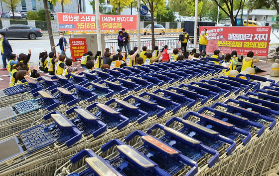 A rally is staged on Wednesday in front of the Dunsan branch of Homeplus in Daejeon, protesting against Homeplus’ decision to shut the store. [YONHAP]