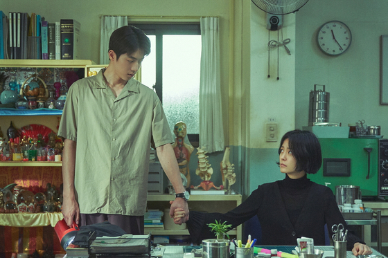 Actors Nam Joo-hyuk, left and Jung Yu-mi star as protagonists Hong In-pyo and Ahn Eun-young. In-pyo is a teacher who teaches Chinese characters and Eun-young is a school nurse and exorcist who protect the students from jelly creatures that she is only able to see. [NETFLIX]