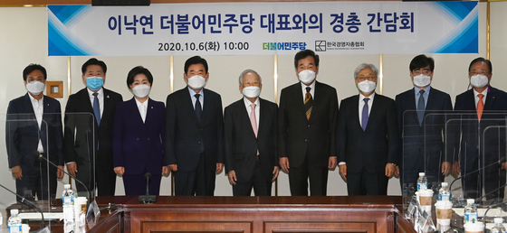 Ruling party leader Lee Nak-yon, fourth from right, poses with business leaders on Tuesday at the office of the Korea Employers Federation in Mapo District, western Seoul. [YONHAP]
