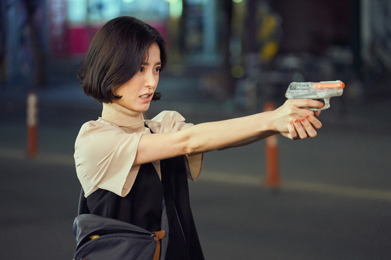 Eun-young holds out the BB Gun for protection. [NETFLIX] 