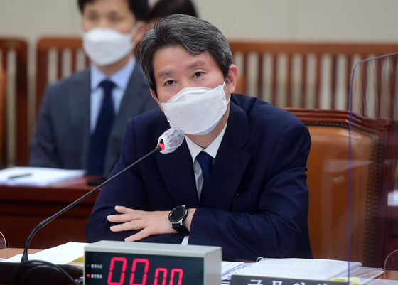 South Korean Unification Minister Lee In-young answers lawmakers' questions at a parliamentary audit hearing on Thursday. [YONHAP]