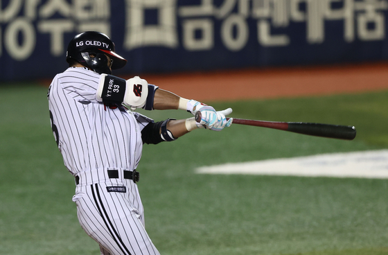 LG Twins veteran Park Yong-taik records his 2,500th career hit against the Samsung Lions at Jamsil Baseball Stadium on Tuesday. [YONHAP]