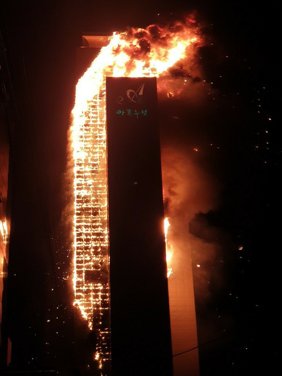 The Samhwan Art Nouveau building in Ulsan is ablaze on Friday. The fire broke out late Thursday night and it took more than 14 hours to control. [YONHAP] 