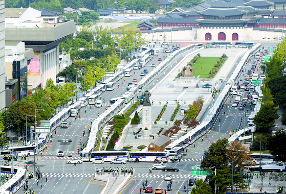 Hundreds of police buses block any potential antigovernment protesters from gathering on Gwanghwamun Square on Oct. 3, Saturday, to help prevent the spread of Covid-19. [YONHAP]