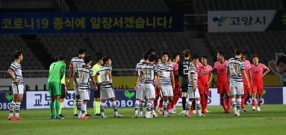 The U-23 and the senior Korean national football team congratulate each other after playing to a 2-2- draw during a exhibition match at Goyang Stadium in Gyeonggi on Friday. [YONHAP]
