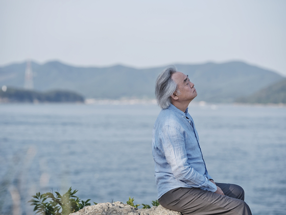 Pianist Paik Kun-woo is touring across the country and holding recitals with his latest album "Schumann." [UNIVERSAL MUSIC]