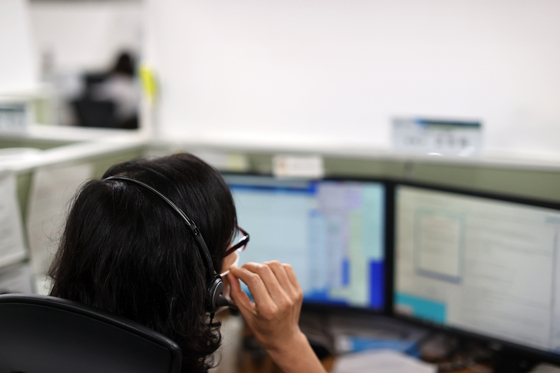 A call center representative answers inquiries regarding government-distributed emergency disaster relief. [YONHAP] 