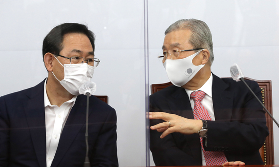 Rep. Joo Ho-young, floor leader of the People Power Party, left, and the party's acting leader, Kim Chong-in, talk during the leadership meeting on Monday.  [YONHAP] 