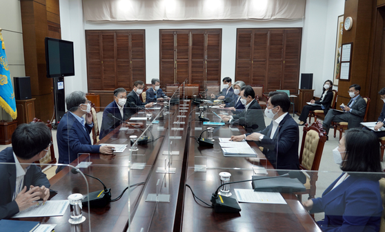 President Moon Jae-in, third from left, hosts a strategy meeting on Monday to support Trade Minister Yoo Myung-hee's bid to become the next World Trade Organization head.  [YONHAP] 
