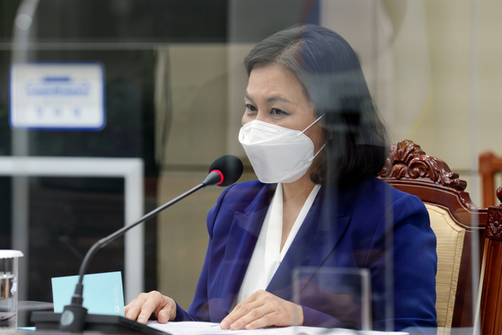 Trade Minister Yoo Myung-hee attends a strategy meeting on Monday at the Blue House hosted by President Moon Jae-in to support her campaign to become the new head of the World Trade Organization.  [YONHAP] 