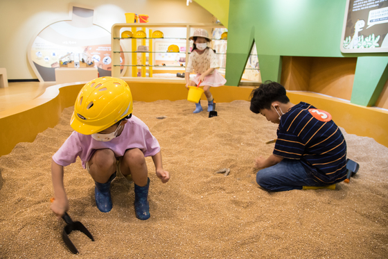 Various hands-on experiences are on offer at the Jomunguk Museum. [CHOI SEUNG-PYO]