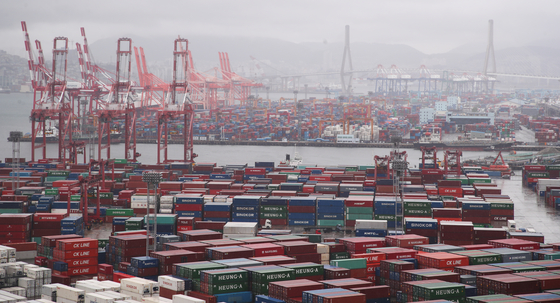 Piles of containers that are to be exported sitting at a port in Busan in July. IMF raised Korea's economic outlook thanks to Korea's major trading partners reopening its economies and Korea' efforts in controlling the pandemic. [NEWS1]