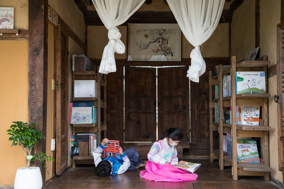At Sachon Village, which is home to antique traditional Korean houses, there is a place called Uiseong Seodang. It is a library but it also operates accommodation that is often called a book stay. [CHOI SEUNG-PYO]